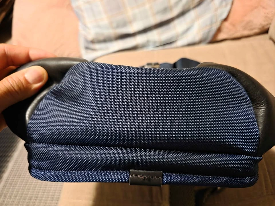 In New Condition TUMI Higgins Sling (Navy) - photo 4