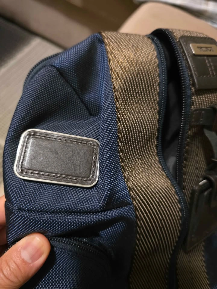 In New Condition TUMI Higgins Sling (Navy) - photo 5