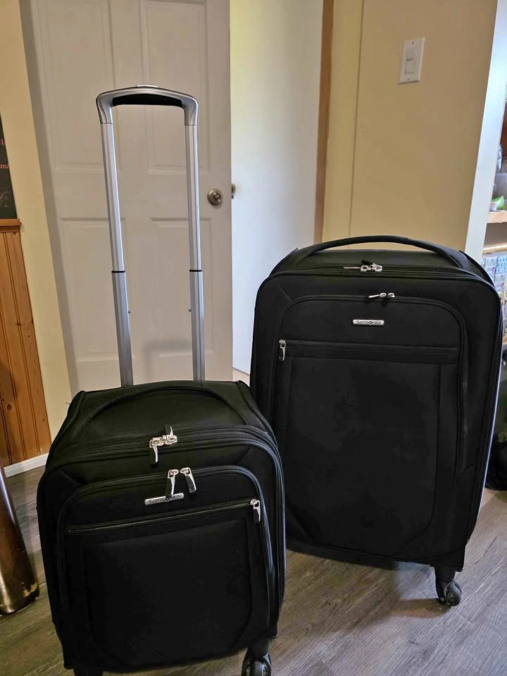 2 pieces Samsonite Crosslite luggage ( Large and carry on )