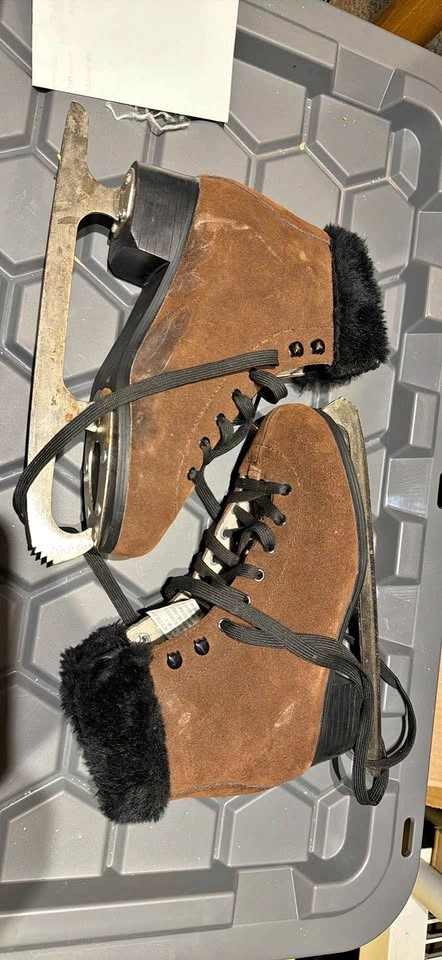 Vintage Brown Suede Figure Skates with Faux Fur Trim size 6 Wome
