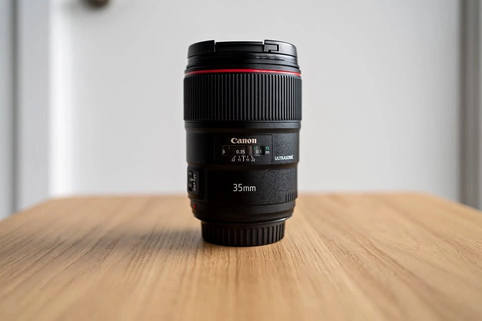 Canon EF 35mm f/1.4L II USM Lens w Lens Hood