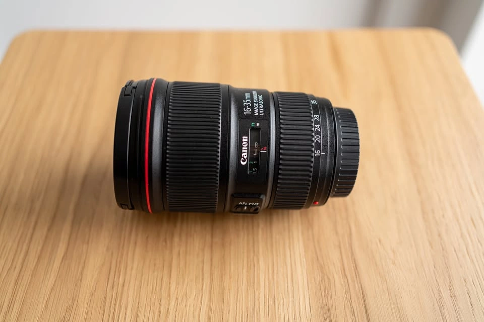 Canon EF 16-35mm f/4L IS Lens w Lens Hood - photo 2