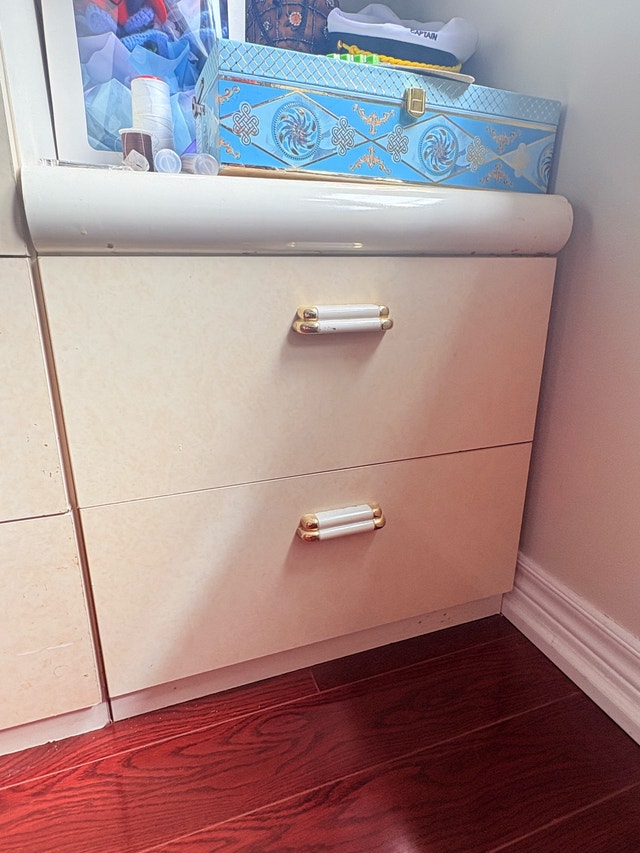 Vintage 6-Drawer Dresser and Nightstand - photo 3