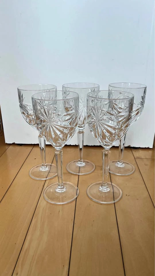 Set of 5 wine glasses