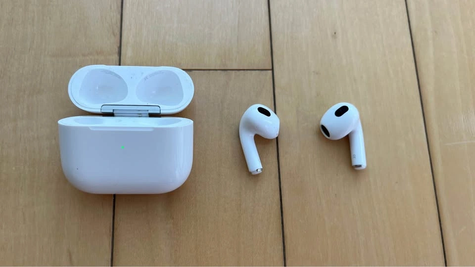 AirPods 3 DAMAGED - photo 2