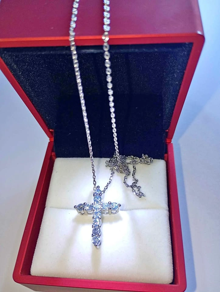 Brand new cute 1.1 ct lab made cross vvs1