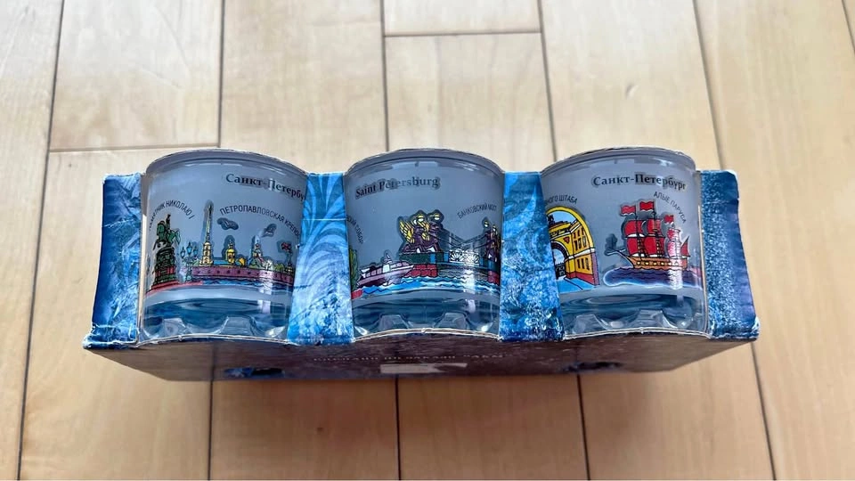 Shot glasses with images of Saint Petersburg