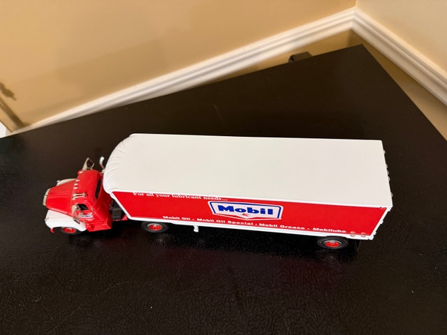 Mobil Mack Model Truck - photo 2