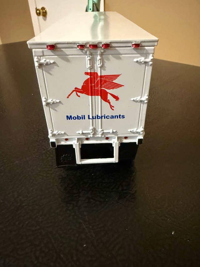 Mobil Mack Model Truck - photo 3