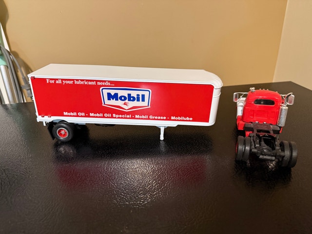 Mobil Mack Model Truck - photo 4