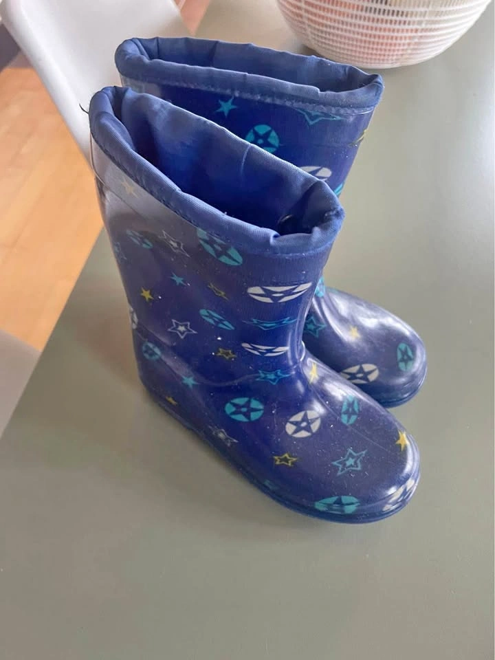 Toddler size 8 rubber boots