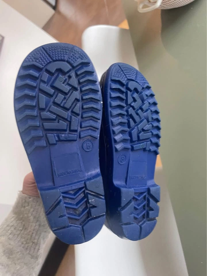 Toddler size 8 rubber boots - photo 2