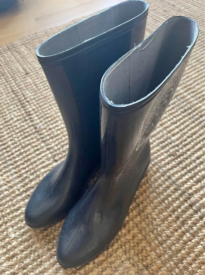Woman’s size 10 rubber rain boots, excellent condition