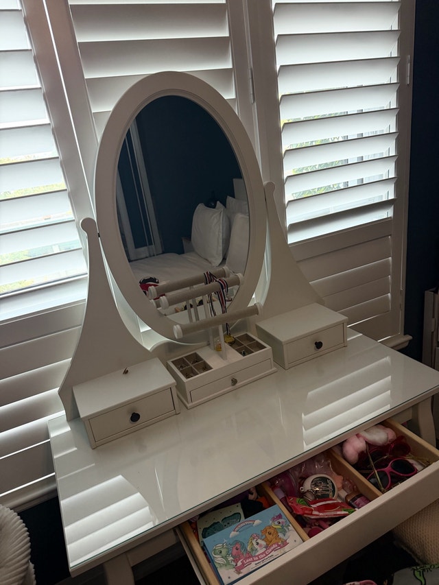 Vanity makeup table
