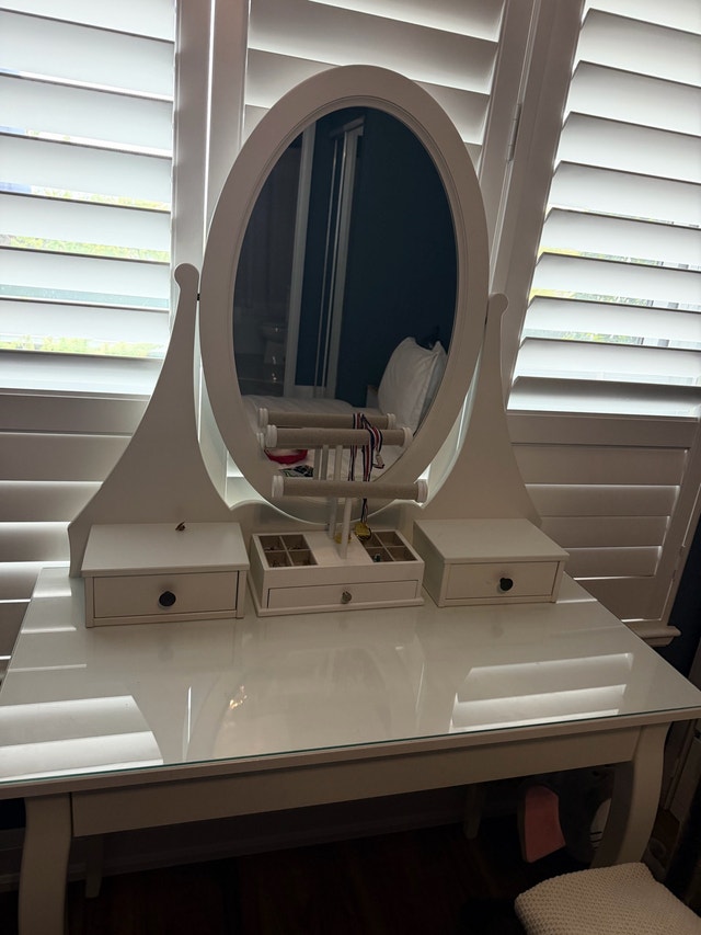 Vanity makeup table - photo 2