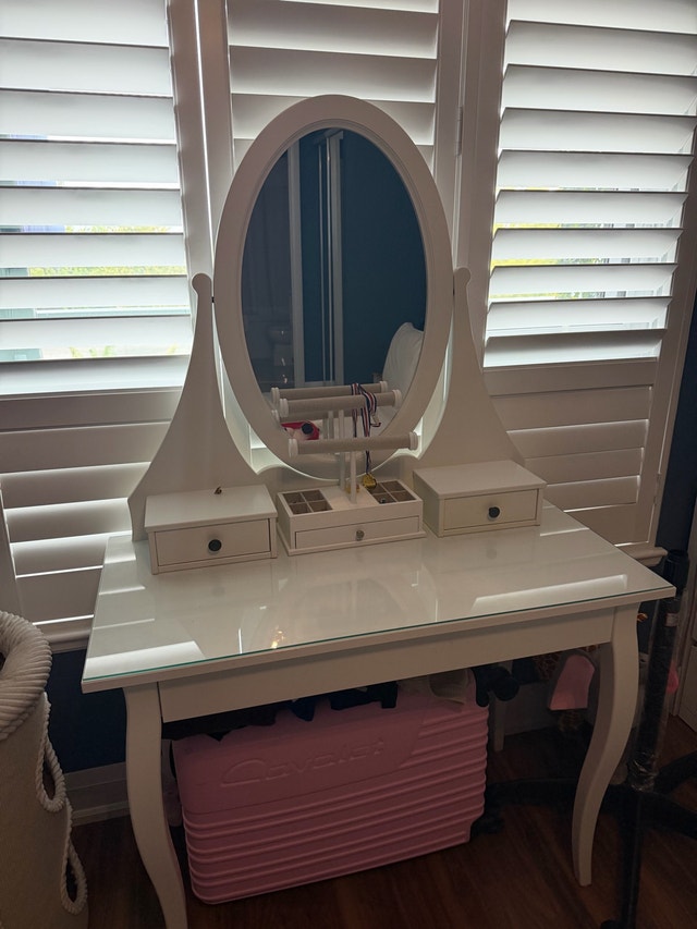 Vanity makeup table - photo 3