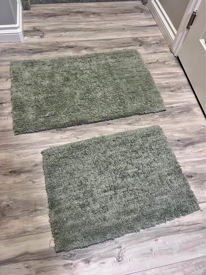 2 Green Bath Mats