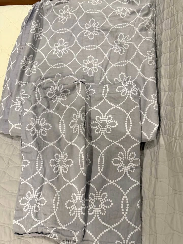 King Size 3 piece Duvet Set, comes with Duvet cover and 2 Pillow
