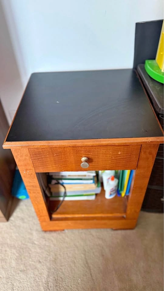 2 Night stands solid wood( pick up in south loop)