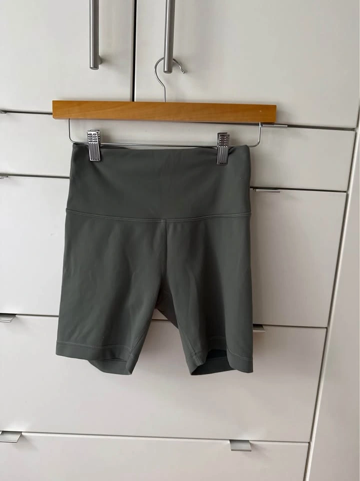 Lululemon Wonder Train High-Rise Short 6” – Grey Sage – Size 6 - photo 3
