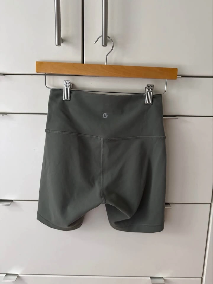 Lululemon Wonder Train High-Rise Short 6” – Grey Sage – Size 6 - photo 4