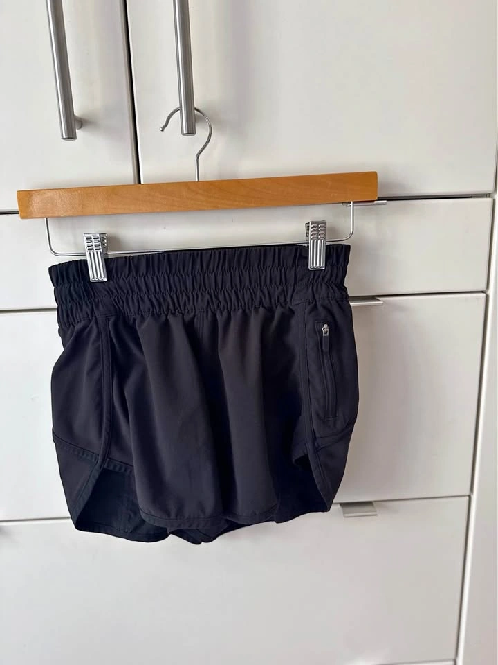 Lululemon Tracker Short V 4” Black Size 4 - photo 3