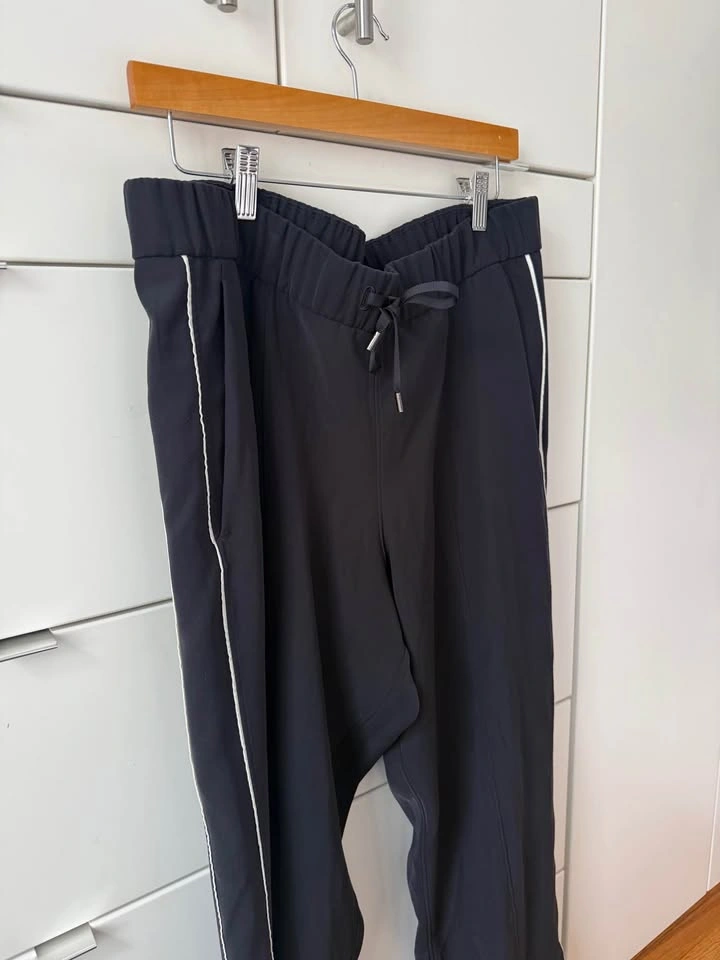 Lululemon On the Right Track Pant – Black / Light Ivory – Size 1 - photo 4