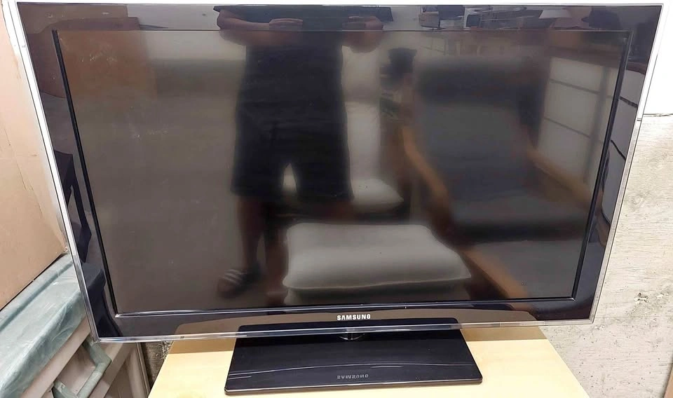 40 Inch Samsung LCD TV with Remote (Not Smart)