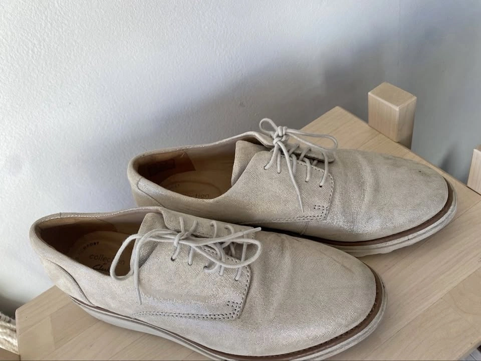 Clarks Collection Champagne Shimmer Lace-Up Oxfords – Size 8.5