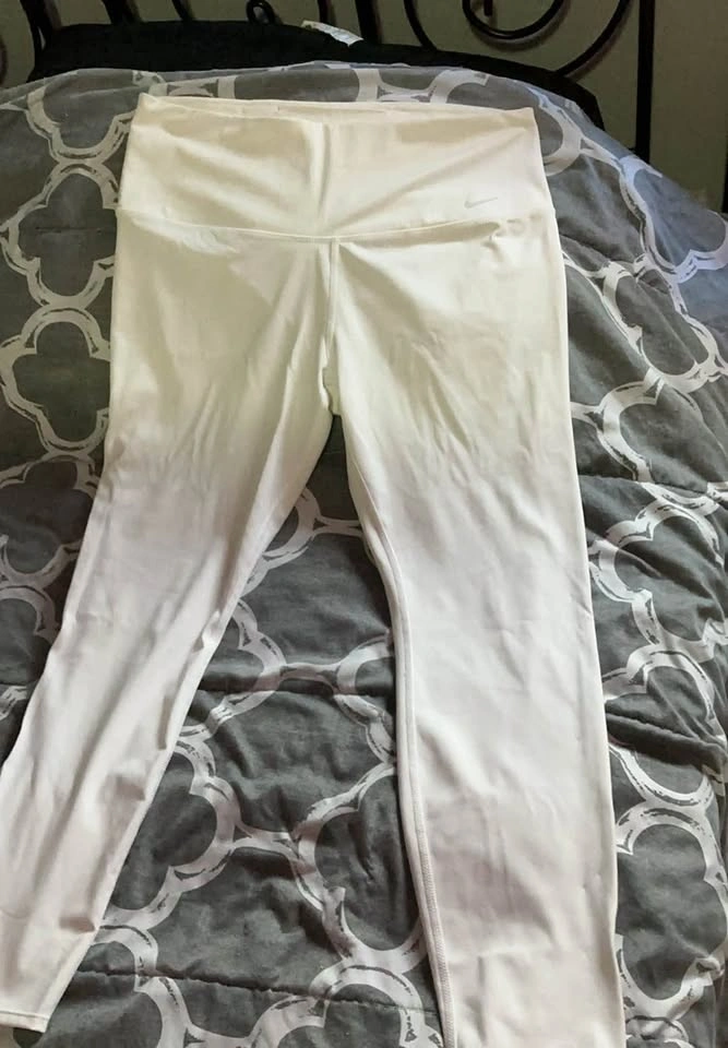 White nike leggings with design on sides of legs. - photo 2