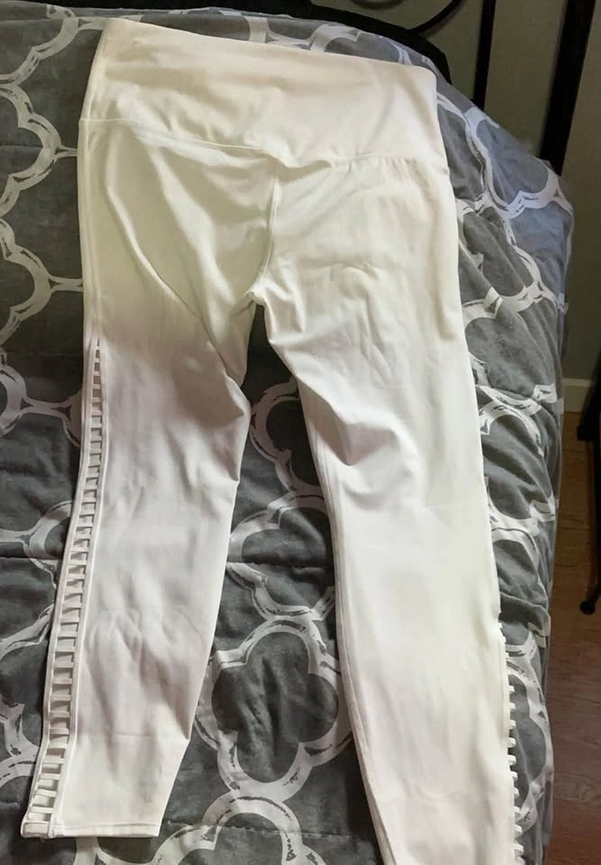 White nike leggings with design on sides of legs. - photo 3