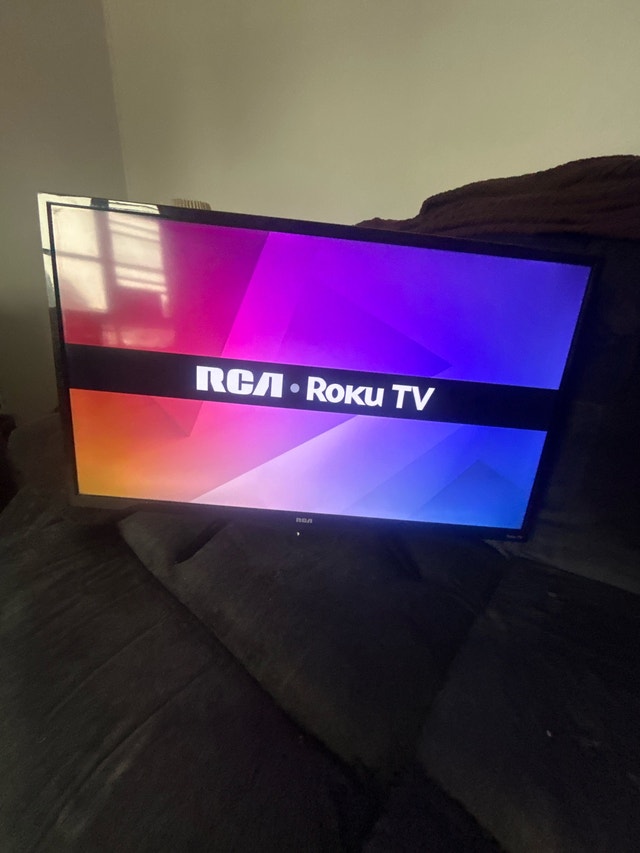 32" RCA Roku Smart TV (HD / WiFi) – Works Great