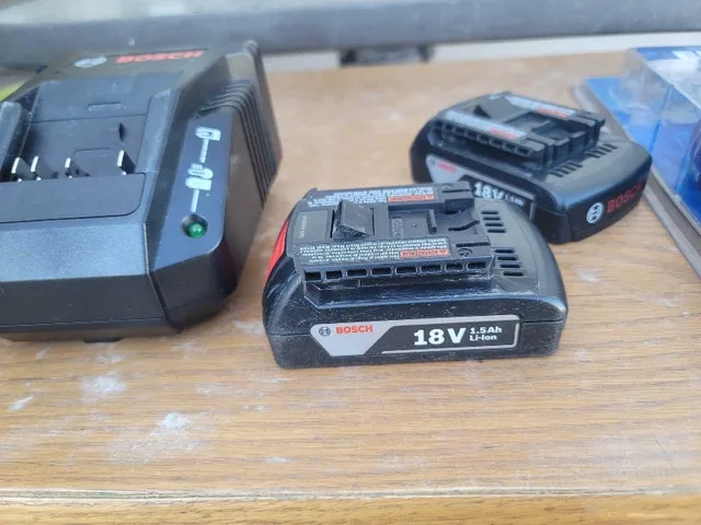 Bosch 18V Battery Charger and Two Batteries - photo 5