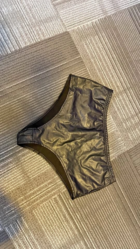 Vegan leather short pole dance shorts with stretch - Large