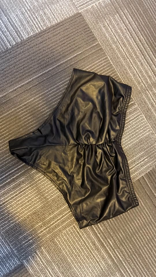 Vegan leather short pole dance shorts with stretch - Large - photo 2