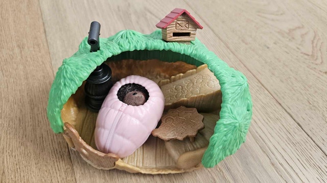 Sylvanian Families Baby Hedgehog Hideout - photo 2