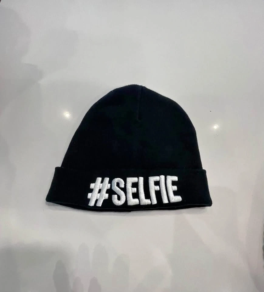 #Selfie Black Toque