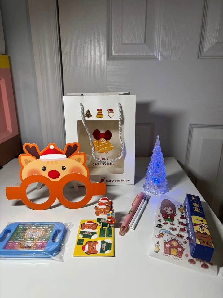 Christmas Gift Bag Sets with Stationery and Toys - photo 3
