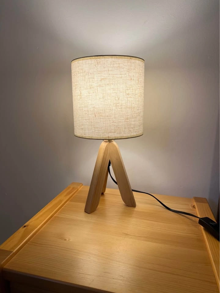 2 x small wooden tripod table lamps - photo 2