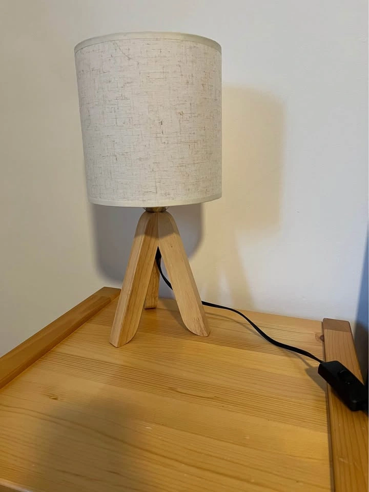 2 x small wooden tripod table lamps - photo 3