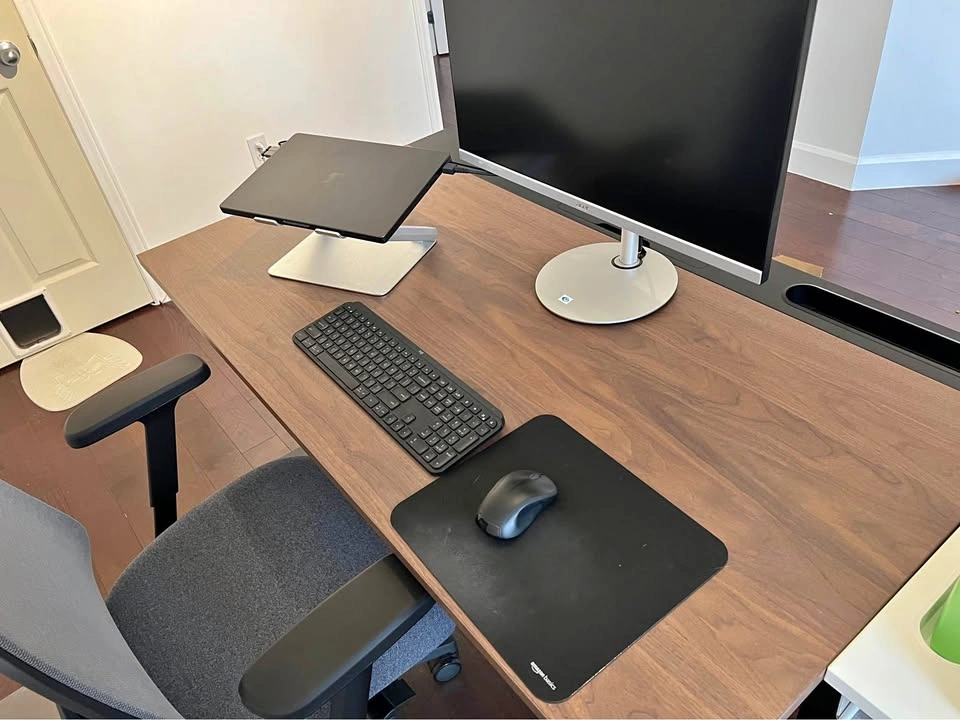 Adjustable height desk with built in cable management | IKEA Mit