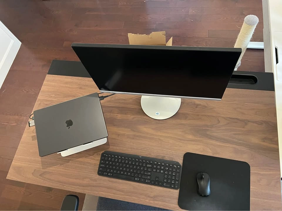 Adjustable height desk with built in cable management | IKEA Mit - photo 2