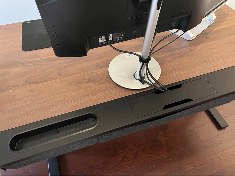 Adjustable height desk with built in cable management | IKEA Mit - photo 3