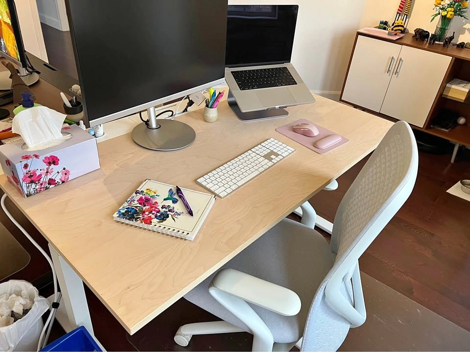Adjustable height desk with built in cable management | IKEA Mit