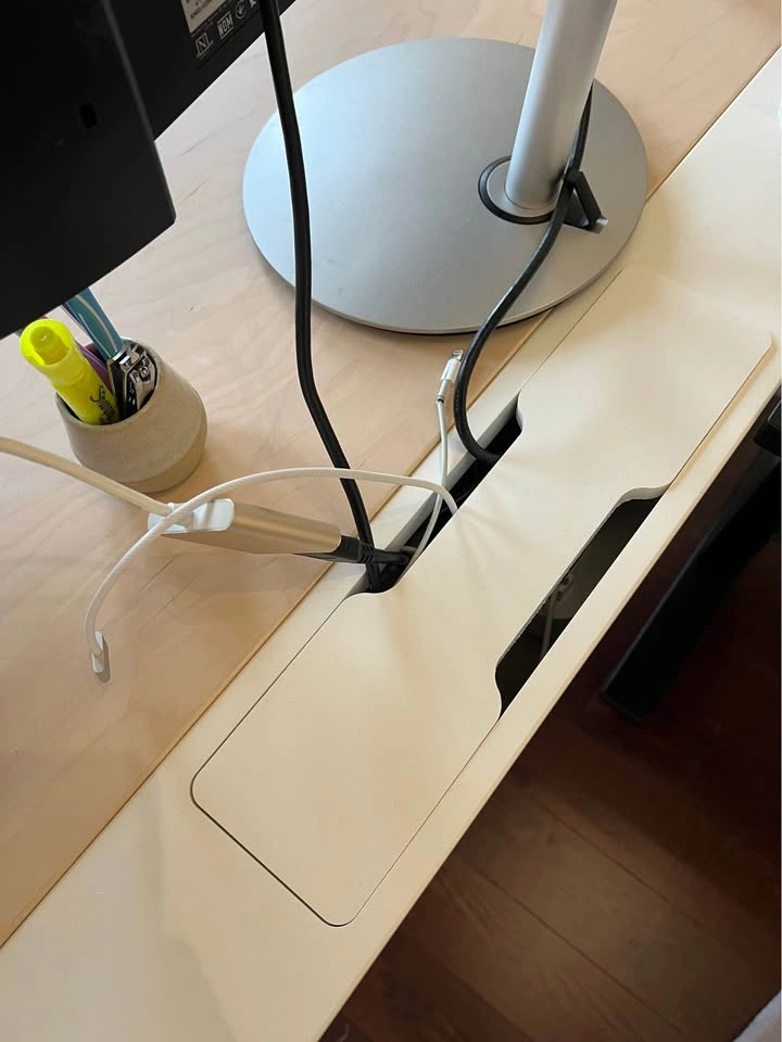 Adjustable height desk with built in cable management | IKEA Mit - photo 3