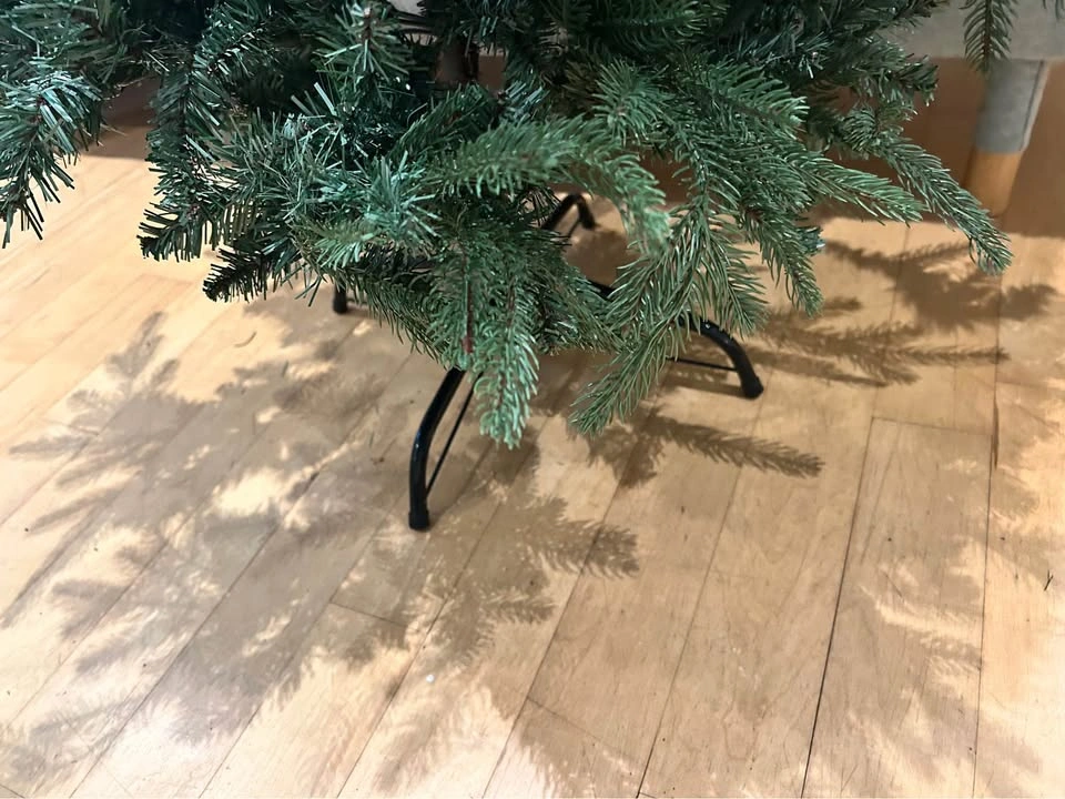 40“ very realistic looking Christmas tree with metal stand - photo 2