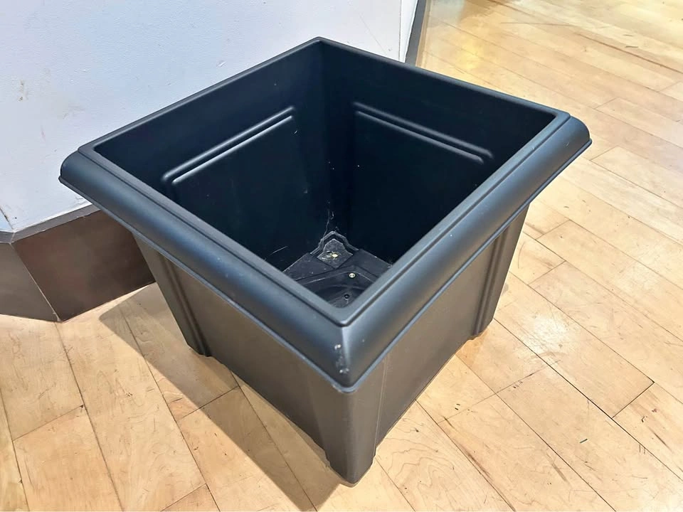 Like new sturdy 14x14x12“ Black Square Plastic Planter