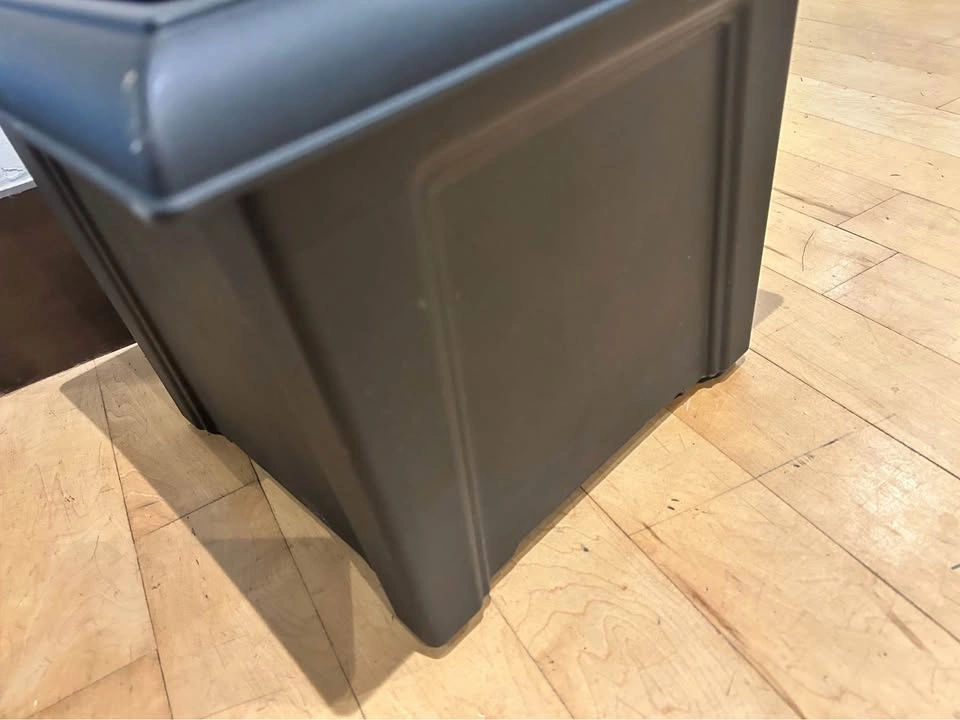 Like new sturdy 14x14x12“ Black Square Plastic Planter - photo 2