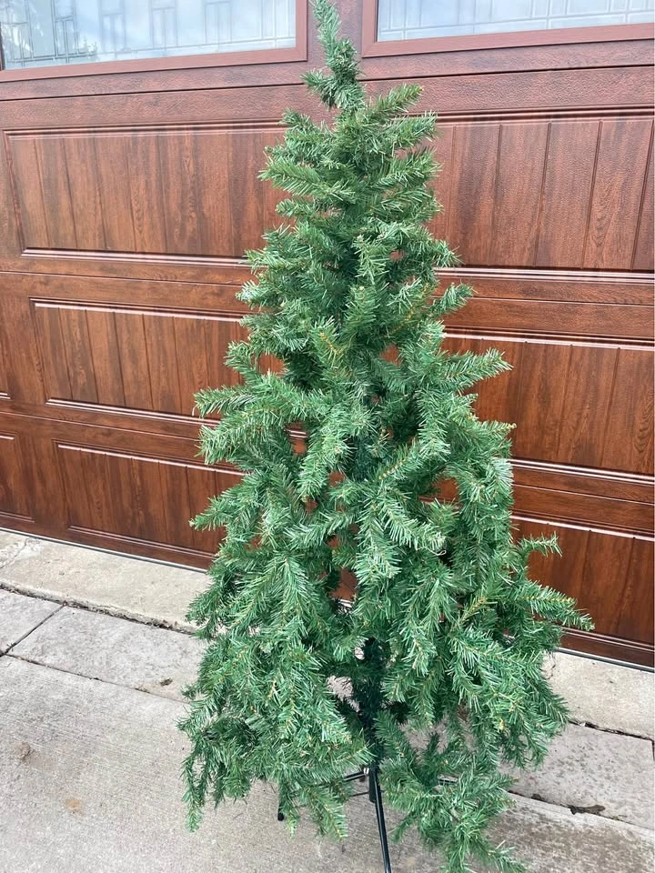 6ft Artificial Christmas Tree with Metal Stand