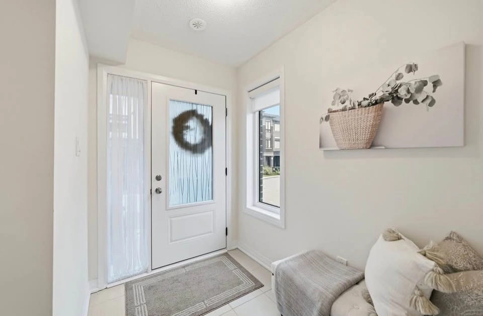 3 Beds 3 Baths - Townhouse - photo 2